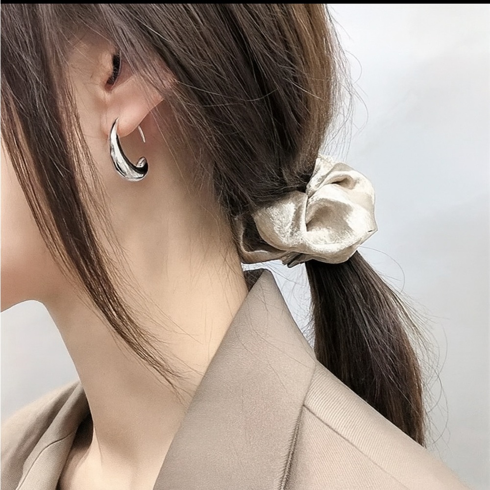 NEW SILVER ABSTRACT ARC HOOK EARRINGS - Picture 2 of 3